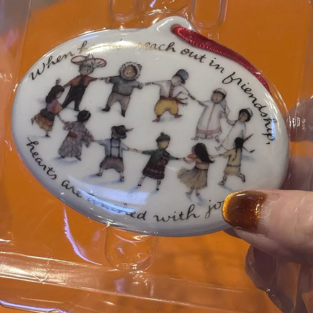 CARLTON CARDS CHRISTMAS ORNAMENT HEIRLOOM COLLECTION FRIENDS AROUND THE WORLD